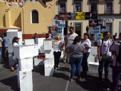 Los colectivos <em>Buscando a nuestros desaparecidos y desaparecidas, Por la Paz</em> y <em>Enlace Familia</em>, se manifestaron en la plaza Lerdo, este viernes 30 de agosto en que se conmemoró el <em>Día Internacional de las Víctimas de Desapariciones Forzadas</em>.   