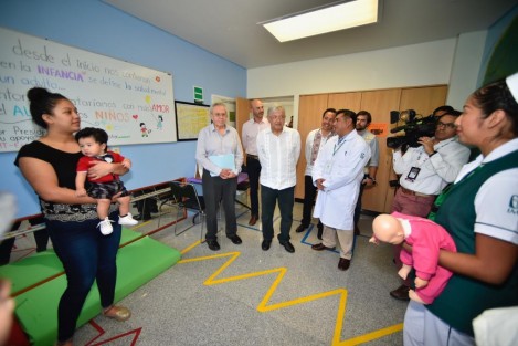 El Presidente de la República, Andrés Manuel López Obrador recorrió el Hospital de Plan de Arroyos, municipio de Atzalan, Ver., donde encabezó asamblea pública para informar las cuatro líneas de acción que se trabajan para mejorar el sistema de salud: abasto de medicamentos, infraestructura hospitalaria, regularización de trabajadores y suficiente personal médico en todo el país.