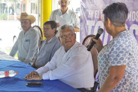 El candidato del PAN a presidente estatal en Veracruz, Joaquín Guzmán, escuchando atento las peticiones y propuestas de los militantes de la región de Costa Esmeralda.