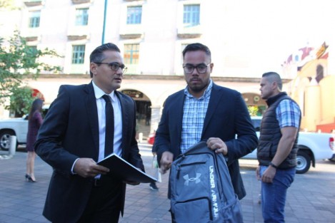  El fiscal Jorge Winckler Ortiz acudió al Palacio de Gobierno, para participar de la Mesa de Coordinación para la Construcción de la Paz; en una pequeña entrevista calificó al secretario de gobierno de ignorante y dijo que lo preferible es ignorarlo.  
