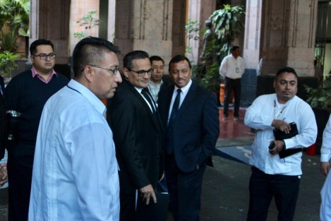  El fiscal Jorge Winckler Ortiz acudió al Palacio de Gobierno, para participar de la Mesa de Coordinación para la Construcción de la Paz; en una pequeña entrevista calificó al secretario de gobierno de ignorante y dijo que lo preferible es ignorarlo.  
