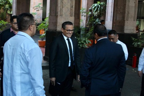  El fiscal Jorge Winckler Ortiz acudió al Palacio de Gobierno, para participar de la Mesa de Coordinación para la Construcción de la Paz; en una pequeña entrevista calificó al secretario de gobierno de ignorante y dijo que lo preferible es ignorarlo.  
