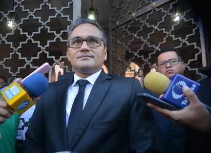 Finalmente y luego de muchos dimes y diretes con autoridades del gibierno el fiscal general de Estado Jorge Winkler  volvió a palacio de gobierno para participar  de la Mesa de Coordinación para la Construcción de la Paz.