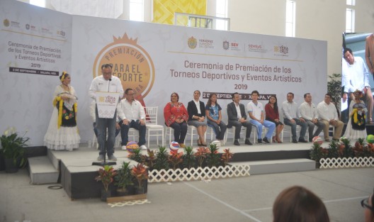 Autoridades de la SEV encabezadas por el gobernador Cuitahuac García participaron en la Ceremonia de Premiación de los Torneos Deportivos y el Certamen Artístico de Educación Media Superior en el complejo deportivo Omega de la ciudad de Xalapa.