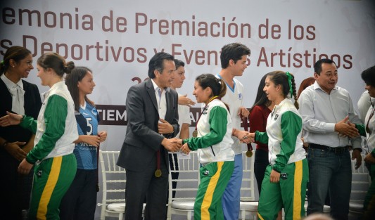 Autoridades de la SEV encabezadas por el gobernador Cuitahuac García participaron en la Ceremonia de Premiación de los Torneos Deportivos y el Certamen Artístico de Educación Media Superior en el complejo deportivo Omega de la ciudad de Xalapa.