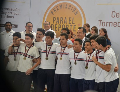 Autoridades de la SEV encabezadas por el gobernador Cuitahuac García participaron en la Ceremonia de Premiación de los Torneos Deportivos y el Certamen Artístico de Educación Media Superior en el complejo deportivo Omega de la ciudad de Xalapa.