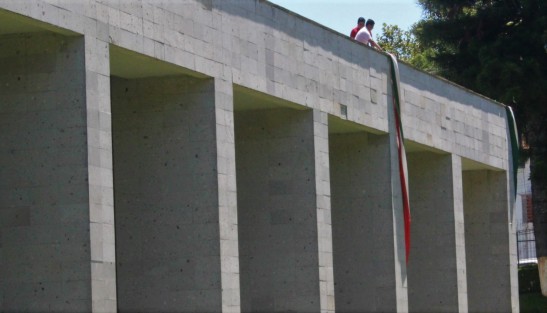 Ya iniciado el mes patrio, en el Palacio Legislativo se les prendió el foco y se acordaron de decorar el edificio con los colores nacionales.  