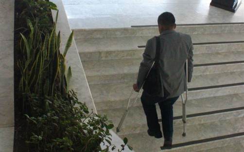 Pese a los miles de pesos invertidos desde hace ya varias legislaturas para hacer la sede del Congreso un sitio accesible a las personas con algún impedimento motriz, éstas modificaciones nunca han funcionado óptimamente, y las personas se ven en necesidad de seguir usando las escaleras.