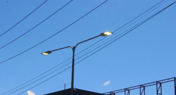 Autoridades municipales han anunciado la instalación de más lámparas LED en las avenidas de Xalapa, como medida de ahorro de energía, mismo que será mayor el día que no estén encendidas a plena luz del día, como se observan las de la avenida Lázaro Cárdenas. 