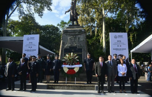 Autoridades y trabajadores de la SSP, encabezados por el Secretario Hugo Gutiérrez Maldonado, montaron la Guardia de Honor en el monumento a Don Miguel Hidalgo y Costilla, con motivo del 209 aniversario de la Independencia de México.