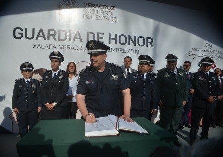Autoridades y trabajadores de la SSP, encabezados por el Secretario Hugo Gutiérrez Maldonado, montaron la Guardia de Honor en el monumento a Don Miguel Hidalgo y Costilla, con motivo del 209 aniversario de la Independencia de México.