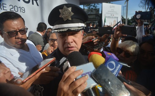 Durante la entrevista, cadetes de la SSP rodearon por algunos momentos al secretario, impidiendo que compañeros de los medios se pudieran acercar a la entrevista. 
