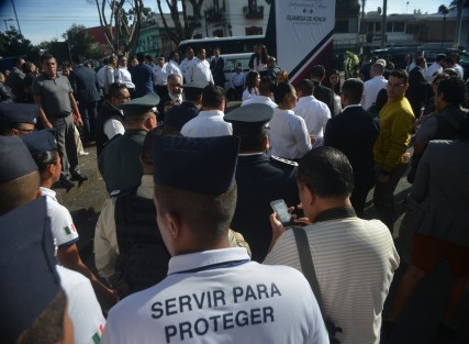 Durante la entrevista, cadetes de la SSP rodearon por algunos momentos al secretario, impidiendo que compañeros de los medios se pudieran acercar a la entrevista. 