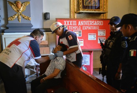 Un hombre de aproximadamente 50 años sufrió un preinfarto mientras se encontraba rezando en la iglesia del Sagrado Corazón de Jesús (Beaterio), en centro de la ciudad. Paramédicos y elementos de la SSP lo auxiliaron  y llevaron al Hospital Civil.