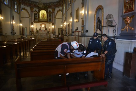 Un hombre de aproximadamente 50 años sufrió un preinfarto mientras se encontraba rezando en la iglesia del Sagrado Corazón de Jesús (Beaterio), en centro de la ciudad. Paramédicos y elementos de la SSP lo auxiliaron  y llevaron al Hospital Civil.
