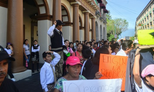 Maestros,  padres  de familia y alumnos de las escuela Telesecundaria Carolino Anaya y María del Carmen Serdán, se manifestaron y bloquearon por algunos minutos la calle de Enríquez, para exigir al Gobierno del Estado y a la SEV, la reubicación del plantel y escrituración de la misma.