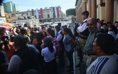 Maestros,  padres  de familia y alumnos de las escuela Telesecundaria Carolino Anaya y María del Carmen Serdán, se manifestaron y bloquearon por algunos minutos la calle de Enríquez, para exigir al Gobierno del Estado y a la SEV, la reubicación del plantel y escrituración de la misma.