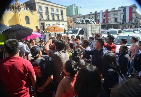 Maestros,  padres  de familia y alumnos de las escuela Telesecundaria Carolino Anaya y María del Carmen Serdán, se manifestaron y bloquearon por algunos minutos la calle de Enríquez, para exigir al Gobierno del Estado y a la SEV, la reubicación del plantel y escrituración de la misma. 