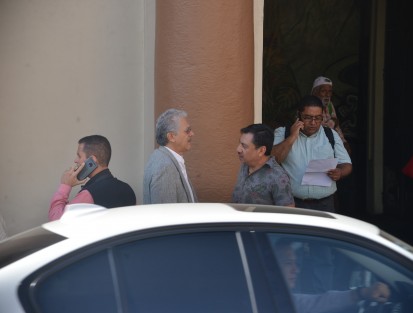 Durante la manifestación de la telesecundaria, el alcalde de Xalapa, Hipólito Rodríguez, pasó por el lugar y prefirió cambiar de ruta para evitar cualquier reclamo.  