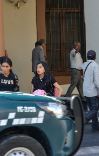 Durante la manifestación de la telesecundaria, el alcalde de Xalapa, Hipólito Rodríguez, pasó por el lugar y prefirió cambiar de ruta para evitar cualquier reclamo.  