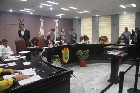La diputación permanente del Congreso del Estado separó  temporalmente al fiscal Jorge Winckler por no cumplir con el mandato constitucional de contar con certificación de confianza y su revalidación.  