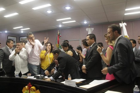 Durante la mini sesión, diputados panistas intentaron impedir la acción. 