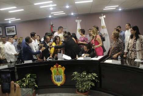 Durante la mini sesión, diputados panistas intentaron impedir la acción. 