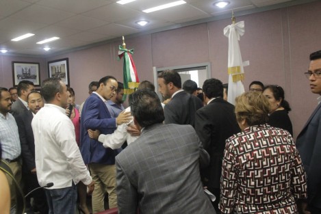 Durante la mini sesión, diputados panistas intentaron impedir la acción. 