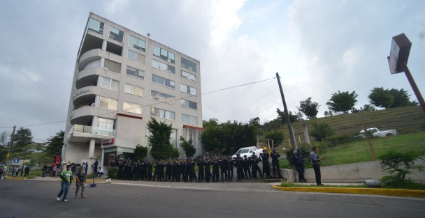 Tras la remoción temporal de Jorge Winckler como Fiscal de Veracruz, granaderos y  elementos de la Guardia Nacional rodearon la Fiscalía General del Estado.