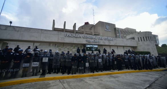 Tras la remoción temporal de Jorge Winckler como Fiscal de Veracruz, granaderos y  elementos de la Guardia Nacional rodearon la Fiscalía General del Estado.