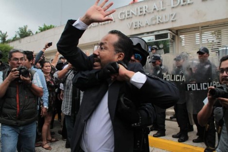  Diputados panistas se confrontaron con los algunos policías, para poder ingresar a las instalaciones.