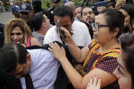  Diputados panistas se confrontaron con los algunos policías, para poder ingresar a las instalaciones.