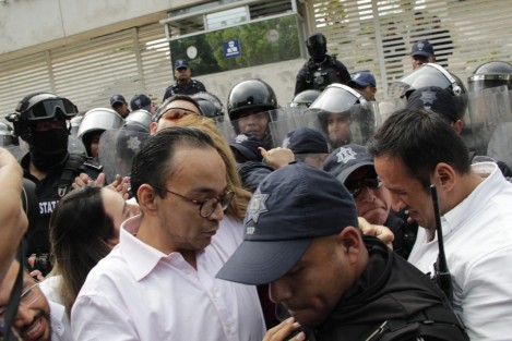  Diputados panistas se confrontaron con los algunos policías, para poder ingresar a las instalaciones.