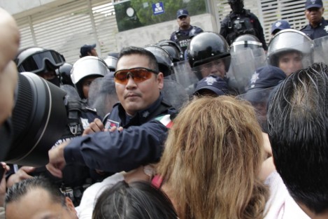  Diputados panistas se confrontaron con los algunos policías, para poder ingresar a las instalaciones.