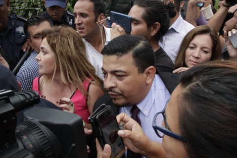 Diputados panistas se confrontaron con los algunos policías, para poder ingresar a las instalaciones.