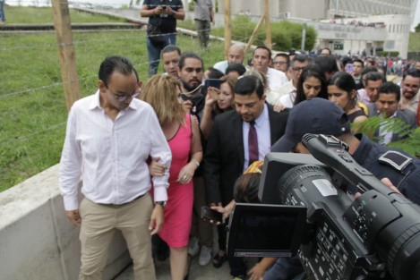 Diputados panistas se confrontaron con los algunos policías, para poder ingresar a las instalaciones.