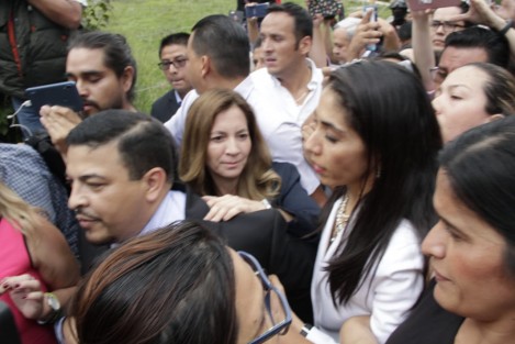 Resguardada por diputados de Morena, así como elementos de la SSP, Verónica Hernández ingresó a la Fiscalía para ocupar el cargo de encargada de esa dependencia. 