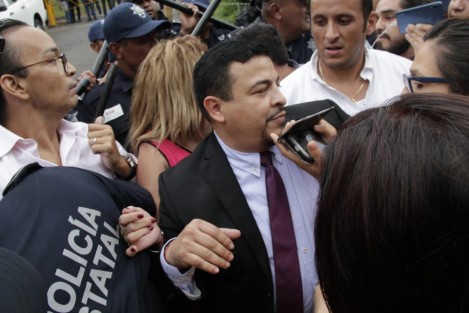 Resguardada por diputados de Morena, así como elementos de la SSP, Verónica Hernández ingresó a la Fiscalía para ocupar el cargo de encargada de esa dependencia. 