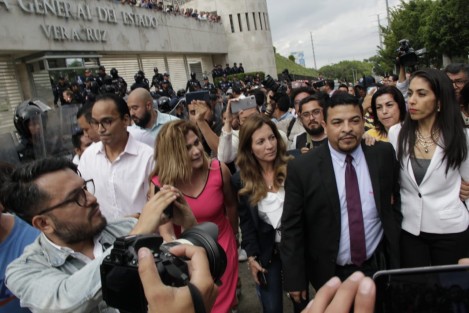 Resguardada por diputados de Morena, así como elementos de la SSP, Verónica Hernández ingresó a la Fiscalía para ocupar el cargo de encargada de esa dependencia. 