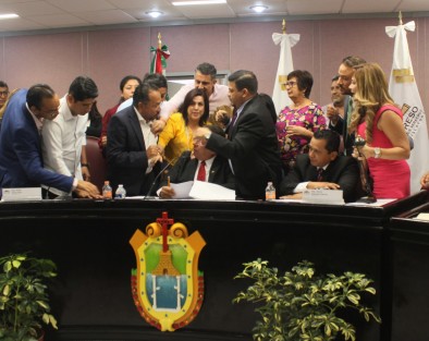 La diputación permanente del Congreso del Estado separó temporalmente al fiscal Jorge Winckler por no cumplir con el mandato constitucional de contar con certificación de confianza y su revalidación.  