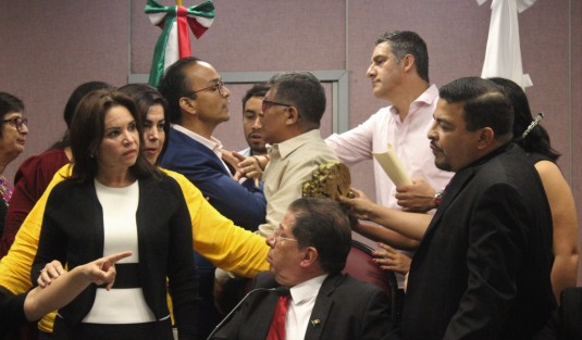 La diputación permanente del Congreso del Estado separó temporalmente al fiscal Jorge Winckler por no cumplir con el mandato constitucional de contar con certificación de confianza y su revalidación.  