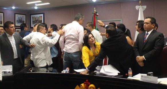 La diputación permanente del Congreso del Estado separó temporalmente al fiscal Jorge Winckler por no cumplir con el mandato constitucional de contar con certificación de confianza y su revalidación.  