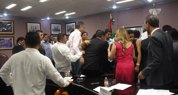 Durante la mini sesión, diputados panistas intentaron impedir la acción.