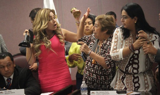 Durante la mini sesión, diputados panistas intentaron impedir la acción.