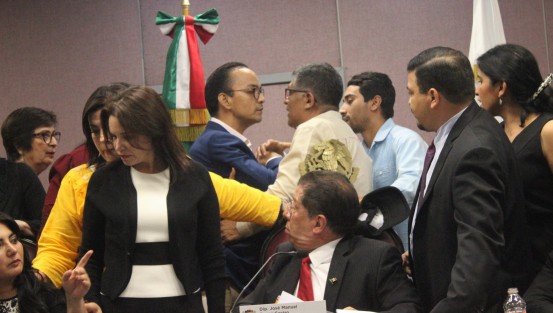 Durante la mini sesión, diputados panistas intentaron impedir la acción