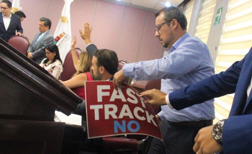 Durante la mini sesión, diputados panistas intentaron impedir la acción