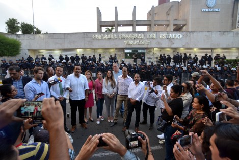 Finalmente, después de varias horas, diputados panistas dieron una conferencia de prensa afuera de las oficinas de la Fiscalía General del estado y optaron por retirarse.  