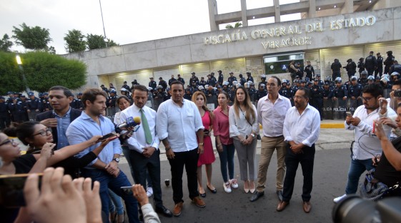 Finalmente, después de varias horas, diputados panistas dieron una conferencia de prensa afuera de las oficinas de la Fiscalía General del estado y optaron por retirarse.  