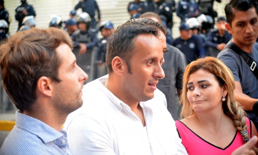 Finalmente, después de varias horas, diputados panistas dieron una conferencia de prensa afuera de las oficinas de la Fiscalía General del estado y optaron por retirarse.  