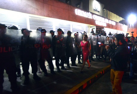 La diputada María Josefina Gamboa Torales recorrió las filas de policías que se hicieron para impedir su entrada, y dijo que lo mismo hubieran hecho en Coatzacoalcos, ya que no era posible tanta seguridad desperdiciada.  